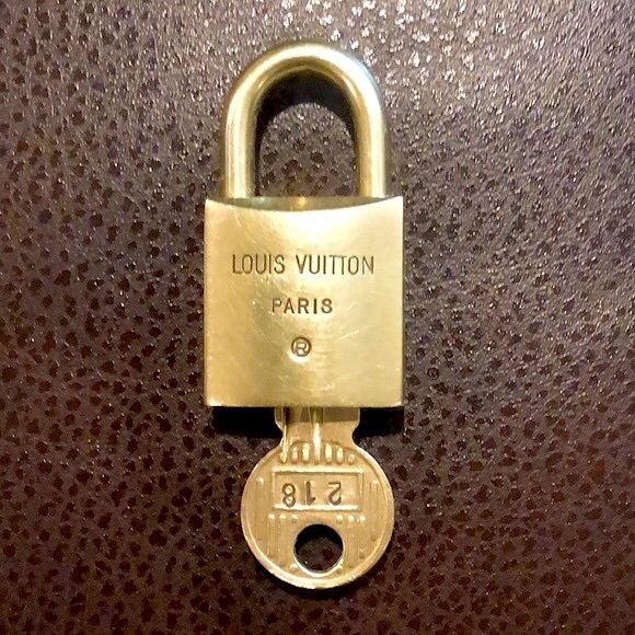 Vintage LV Louis Vuitton Padlock Lock & Key 218 - Picture 3 of 9